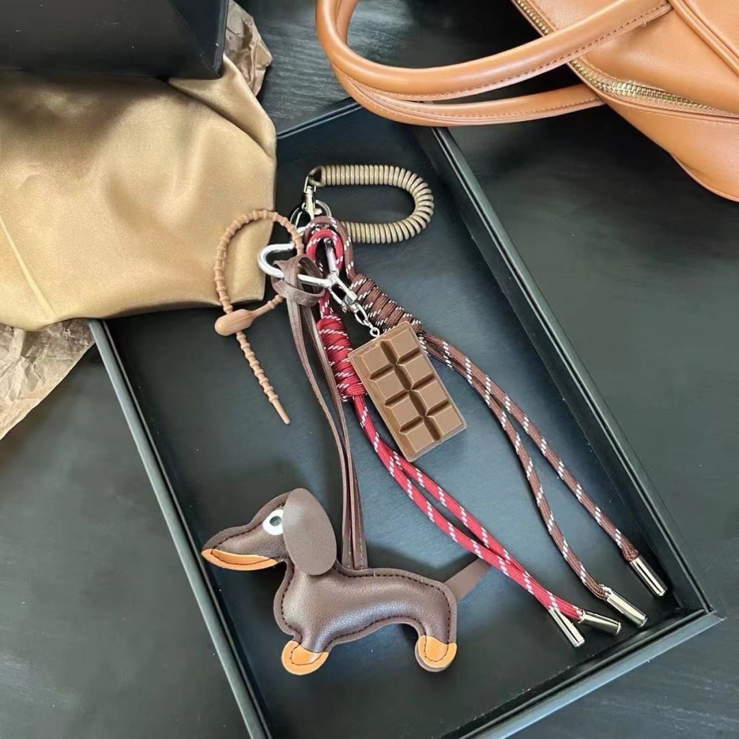 Брелок ACCESSORIZE Шоколадная такса 17см искусственная кожа, текстиль, нержавеющая сталь 1 шт