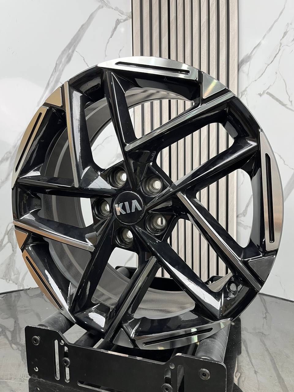 Top Grade EXPH3537F 8x18/5x114.3 D67.1 ET56 4 диска черный, серебристый