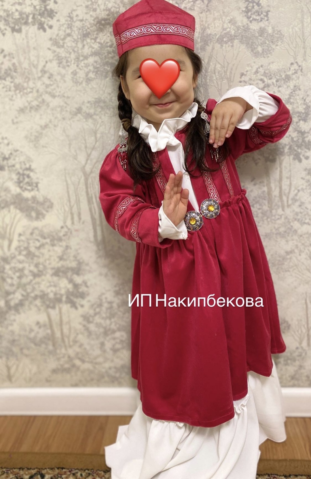 Национальный костюм красный