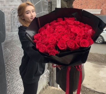 Floria.kz моно-букет с открыткой роза 51 шт 50 см