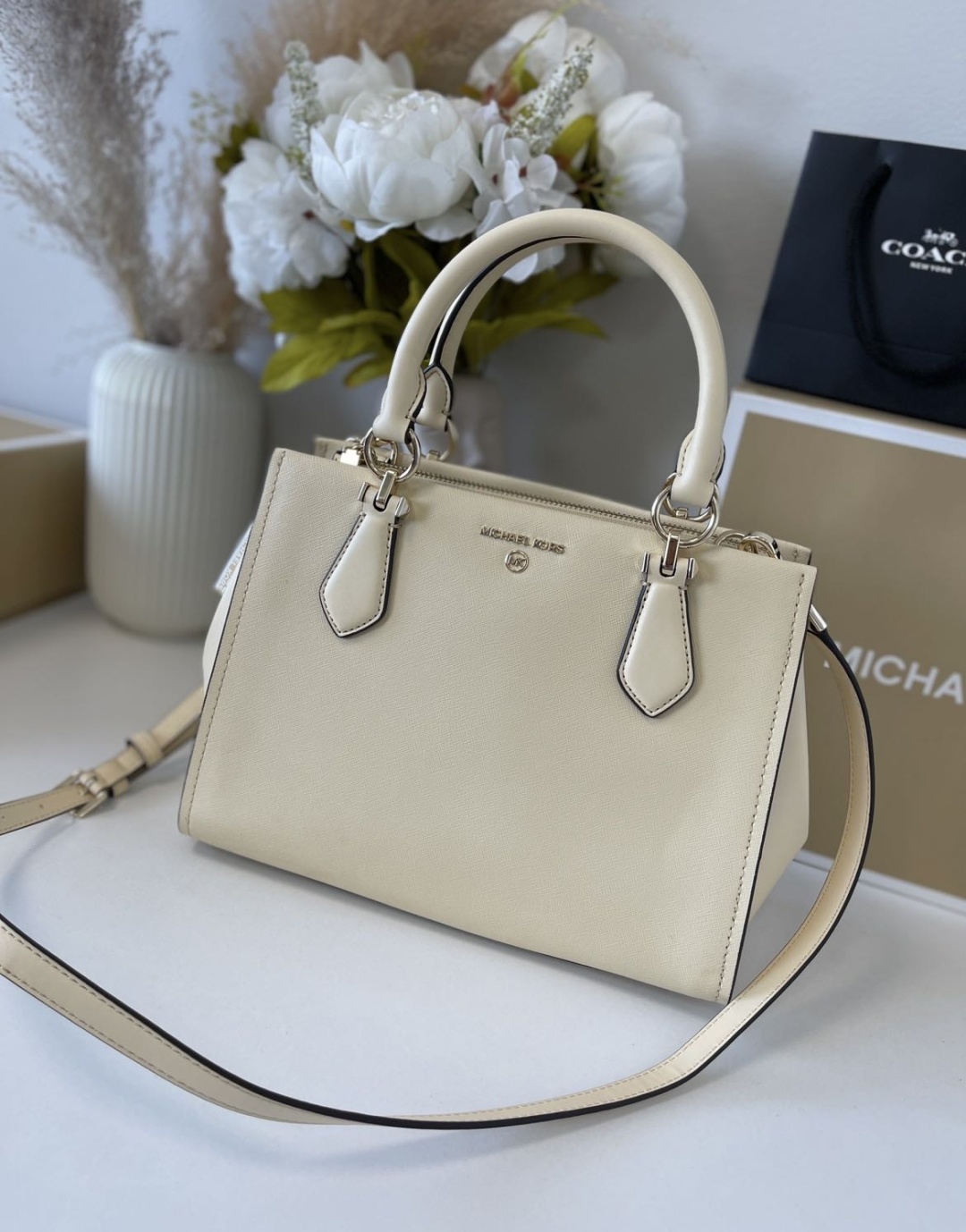 Сумка трапеция Michael Kors натуральная кожа бежевый