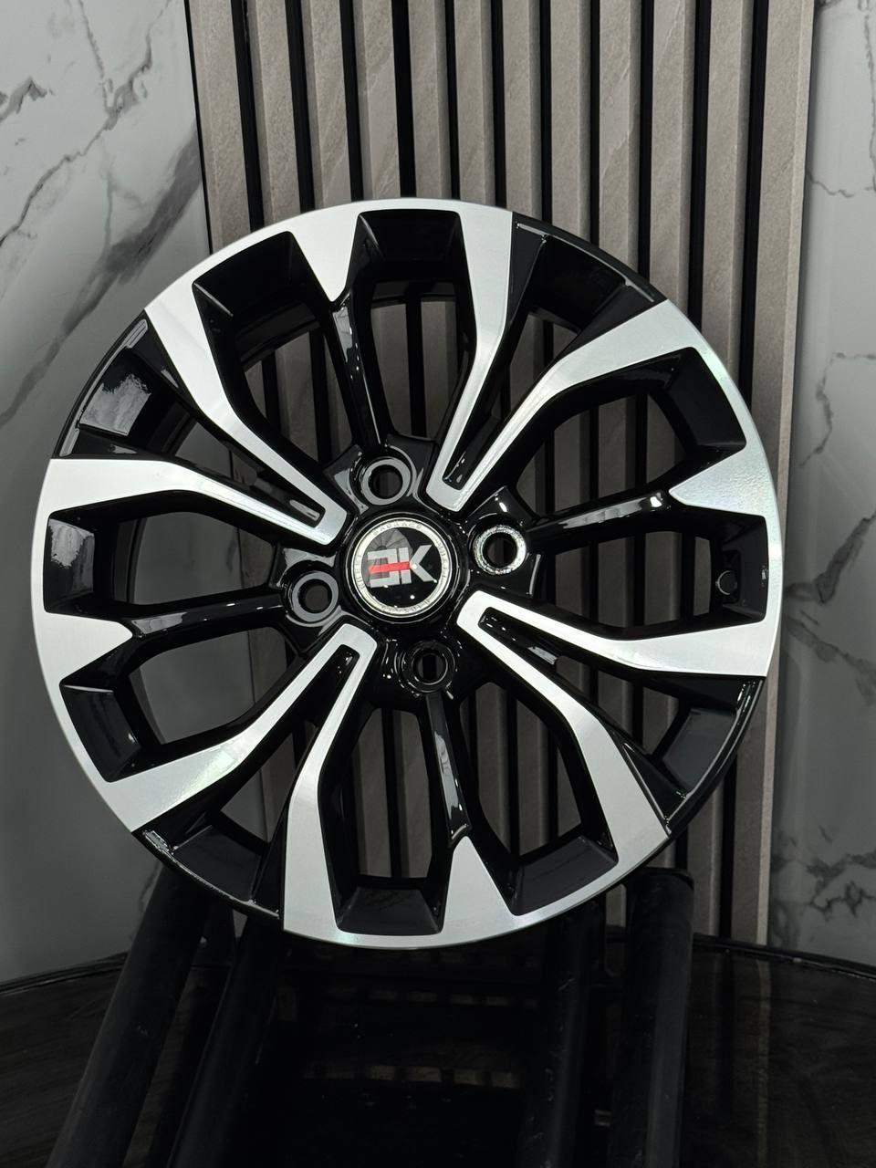 Top Grade t/g 6181 6x16/4x114.3 D56.6 ET40 4 диска серебристый, черный