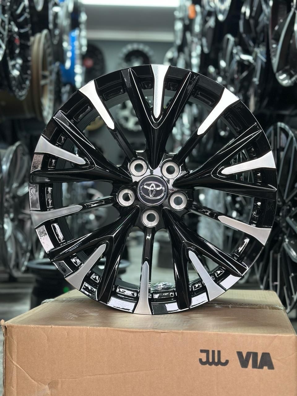 FFP XF039 8x18/5x114.3 D60.1 ET35 4 диска черный, серебристый