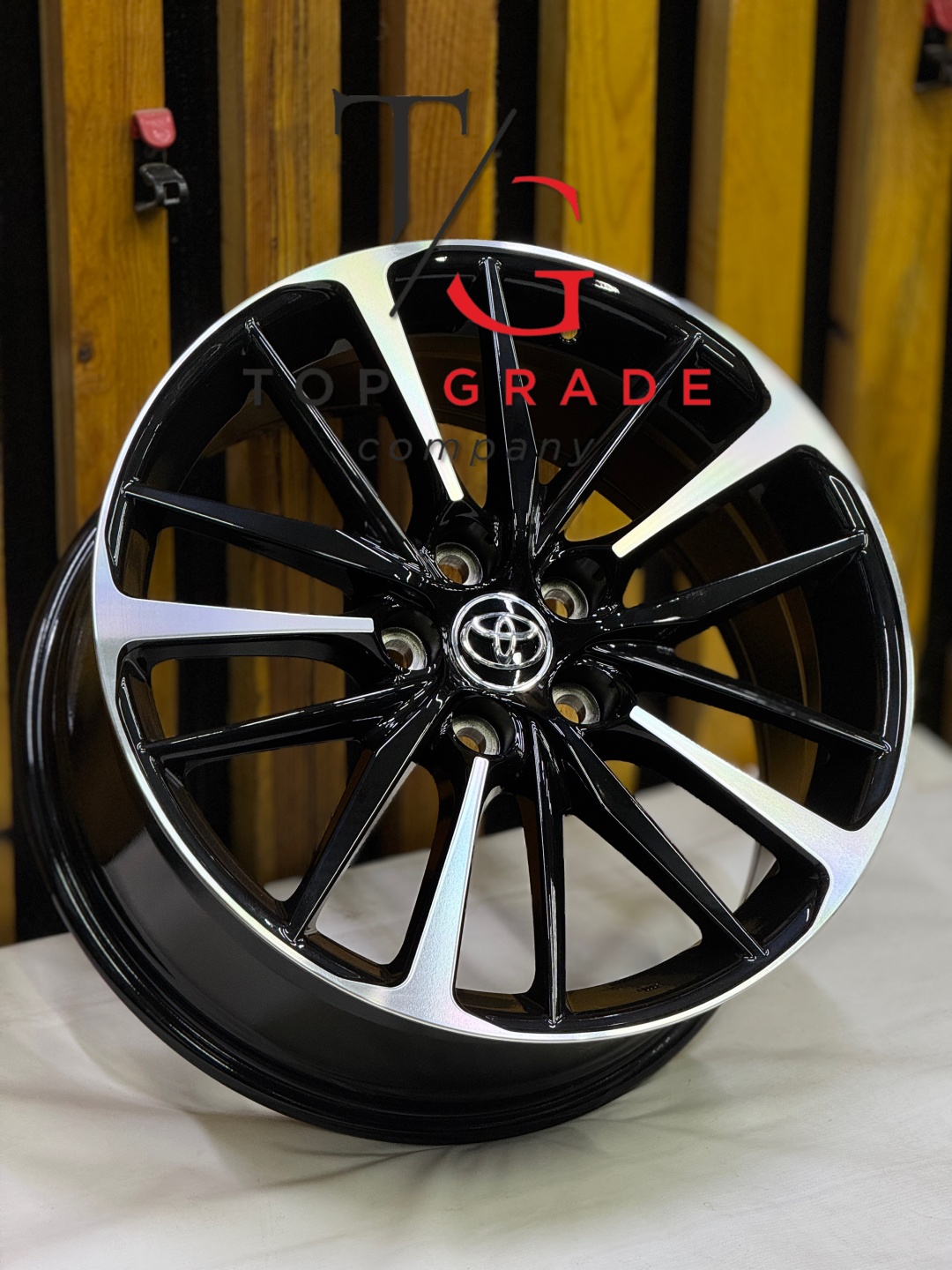 Toyota TG0084 8x18/5x114.3 D60.1 ET50 4 диска черный, серебристый