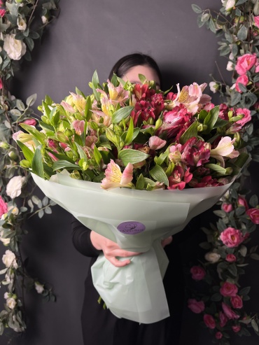 Bloomera Flowers моно-букет в оформлении альстремерия 19 шт 60 см