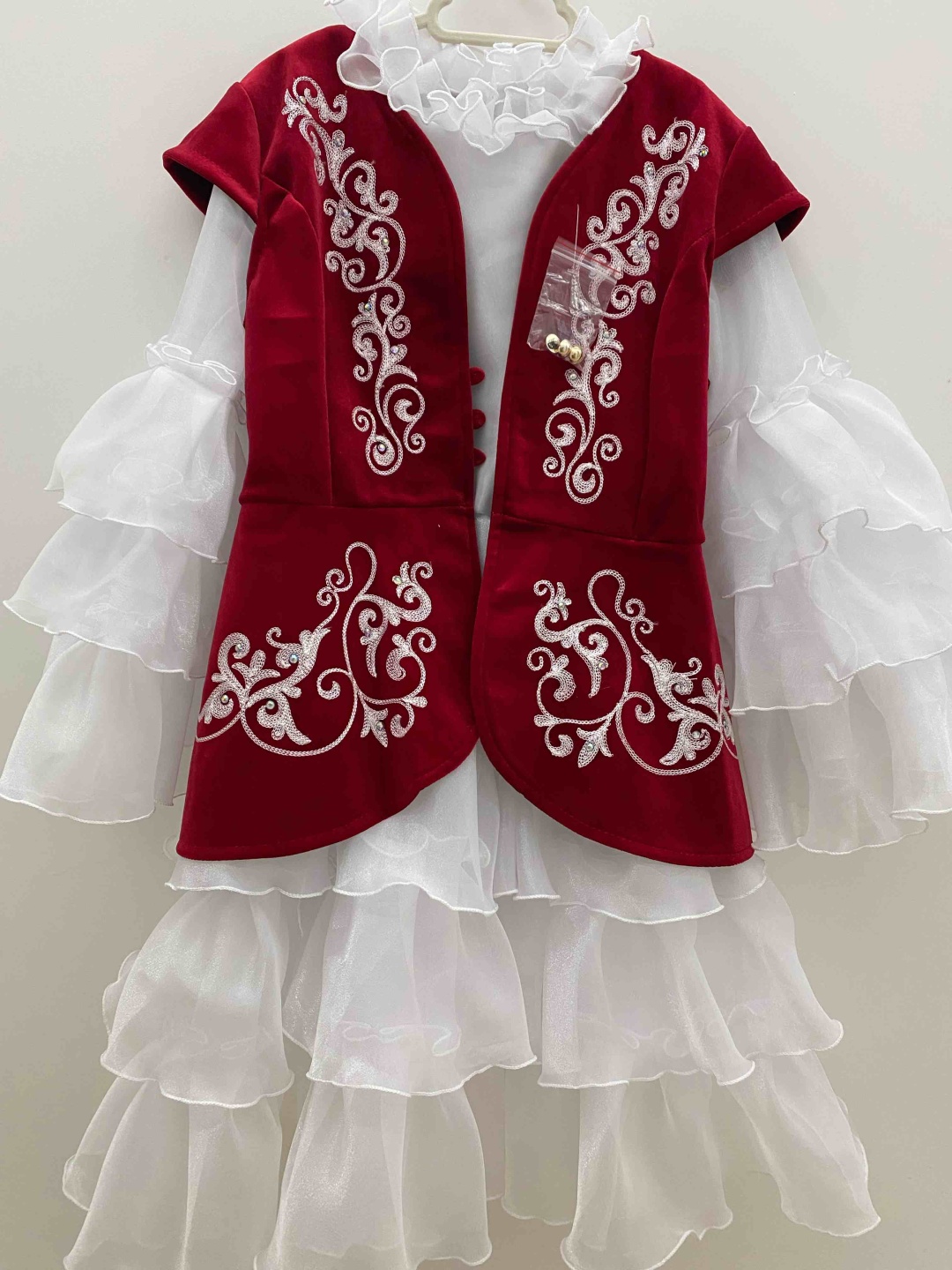 Национальный костюм белый, красный
