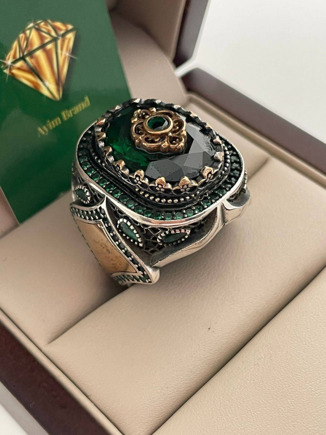 Печатка Ayim Brand JJA размер 21 вес 26.86 г серебро, изумруд