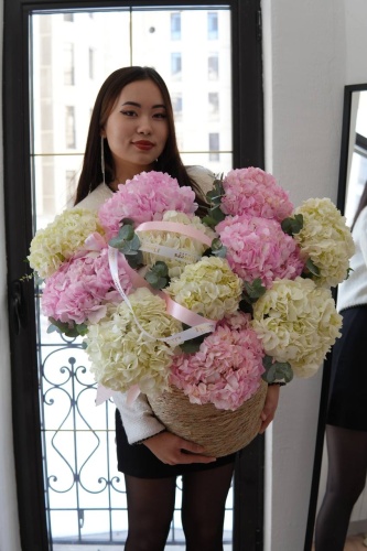 Flowers Almaty композиция с открыткой гортензия 11 шт 50 см