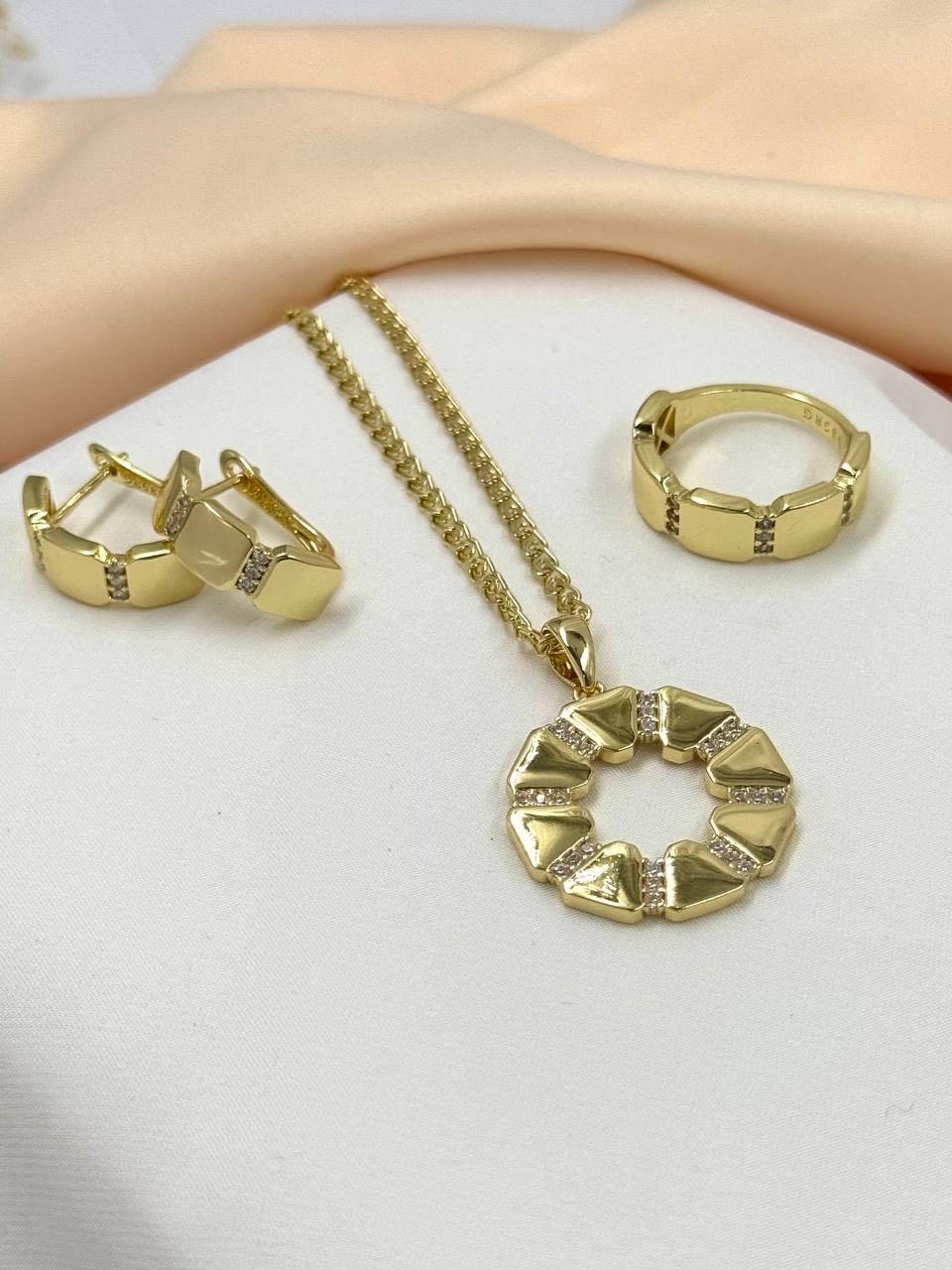 Adiya Gold бижутерный сплав, фианит