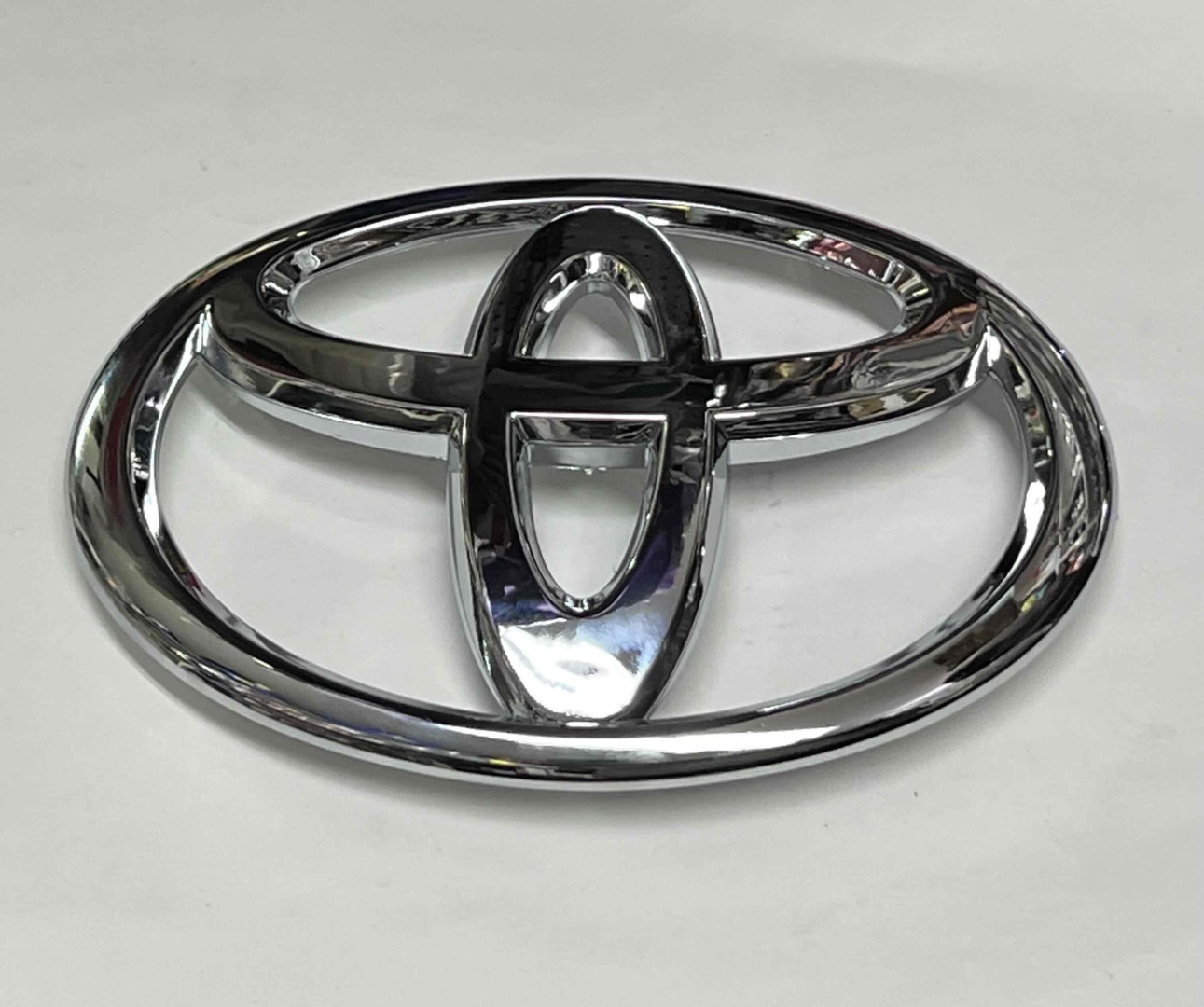 Эмблема 30189853 Toyota Camry