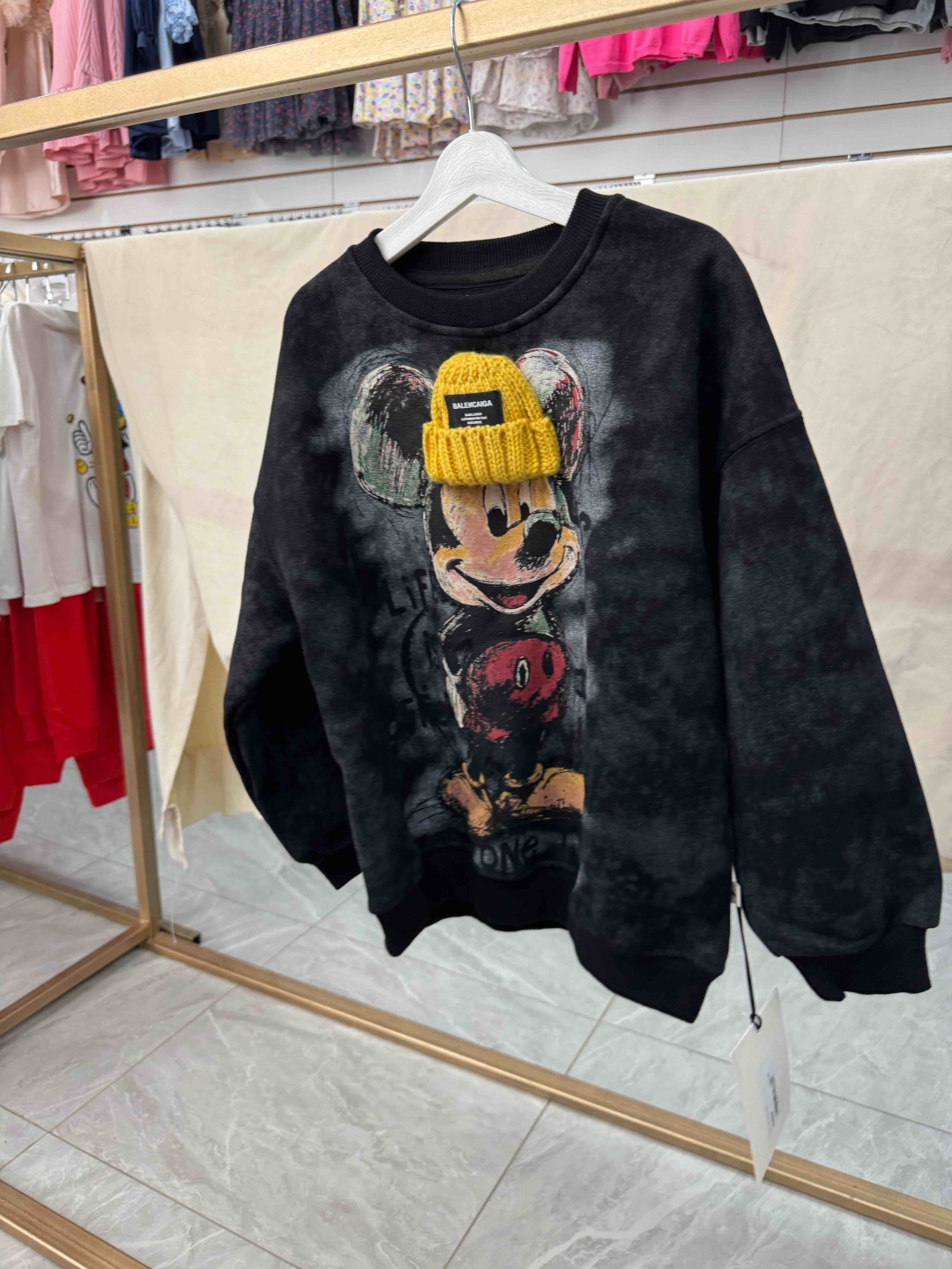 Свитшот Микки Маус Мультяшный принт спереди, надпись LOOK GOOD на спинке черный