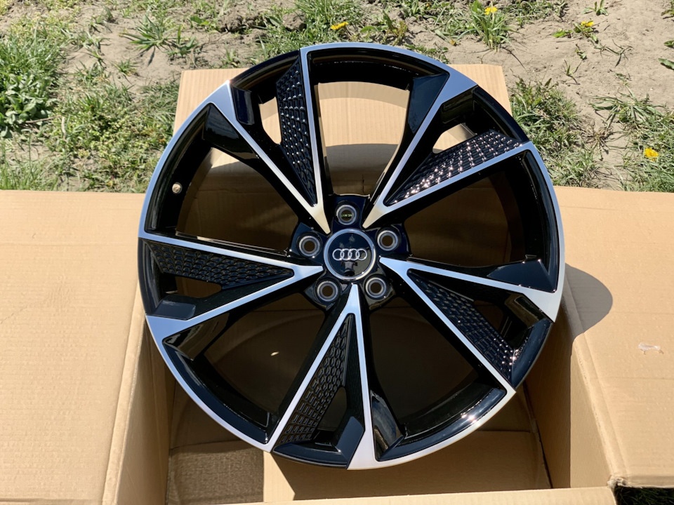 Rainbow AUDI 861BBB 9x20/5x112 D66.6 ET30 4 диска черный, серебристый