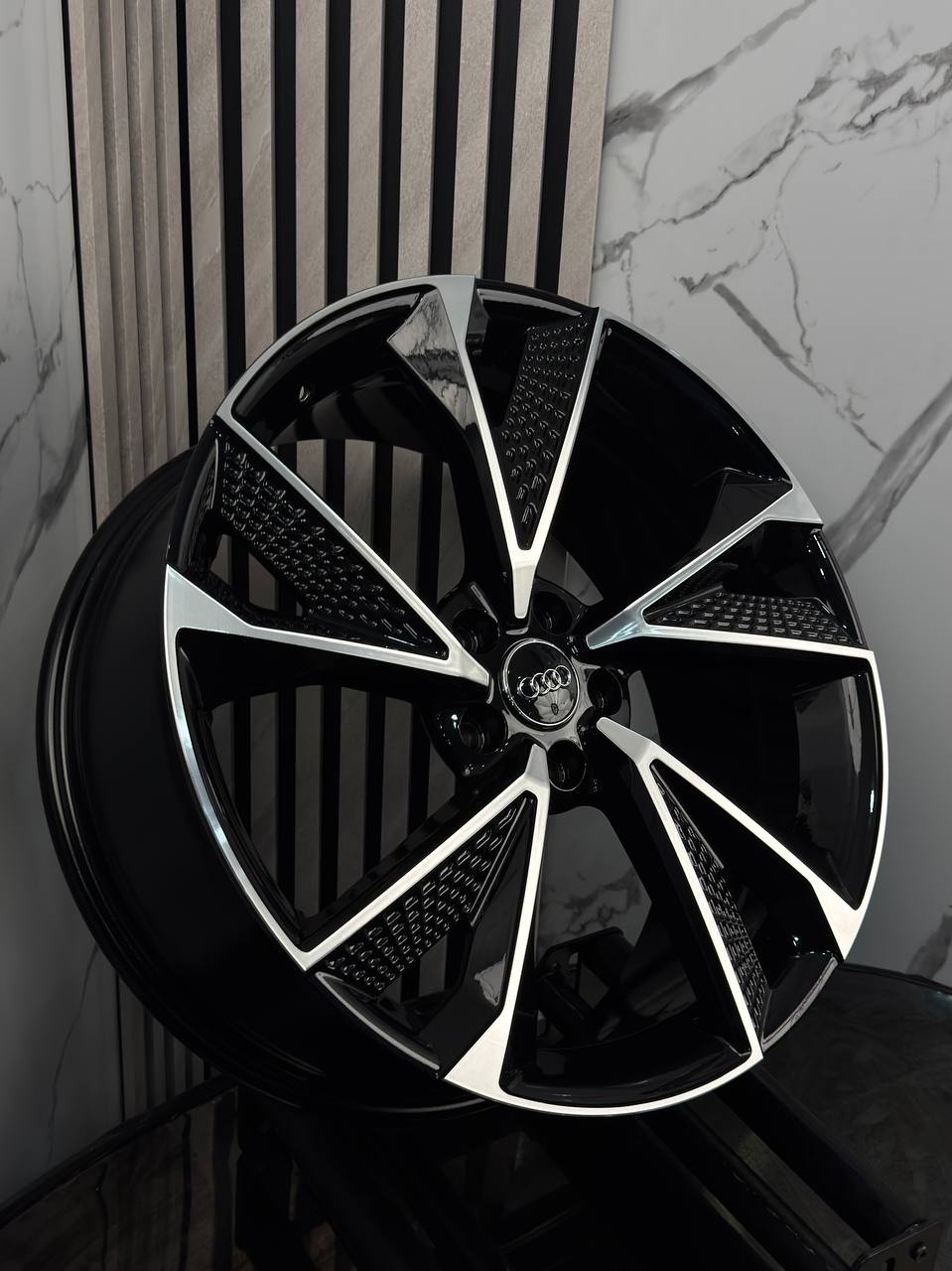 Top Grade Audi 008B-7 7.5x17/5x112 D66.5 ET35 4 диска серебристый, черный