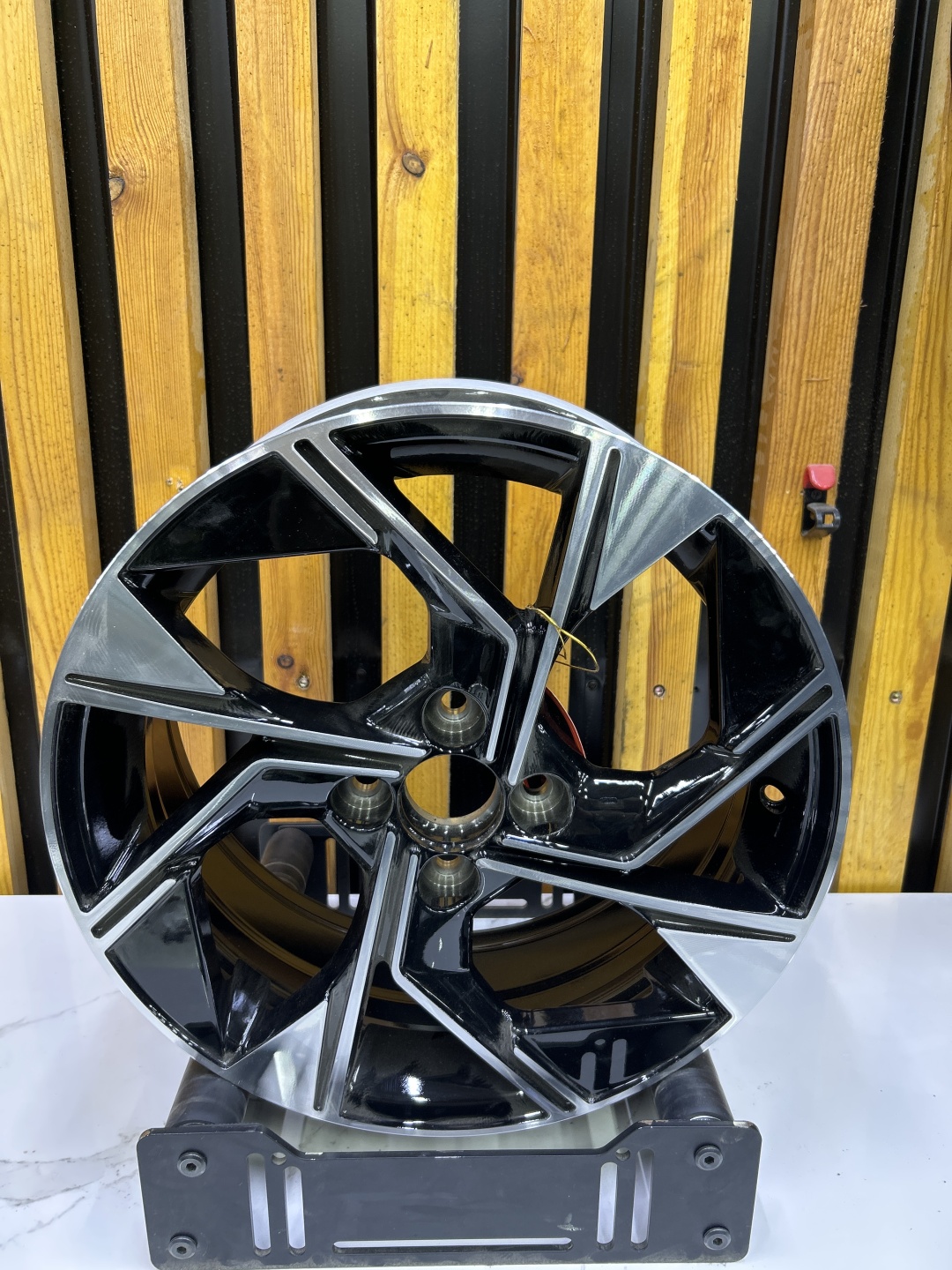 SSM SSM 93 6.5x16/4x100 D54.1 ET45 4 диска черный, серебристый