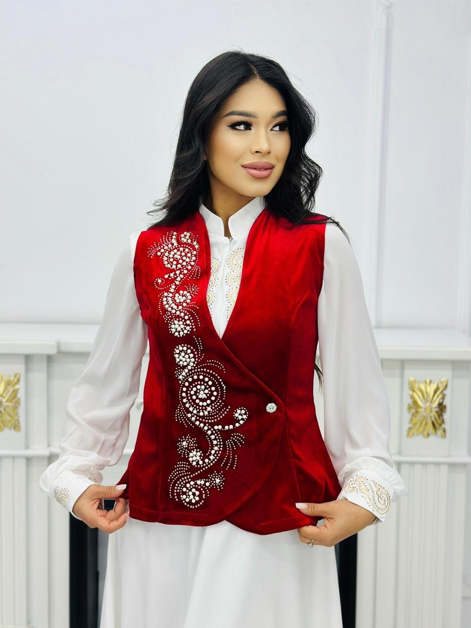 Национальный костюм красный