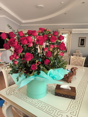 Flowers by Mariya композиция с открыткой роза, эвкалипт, фисташка 25 шт 70 см