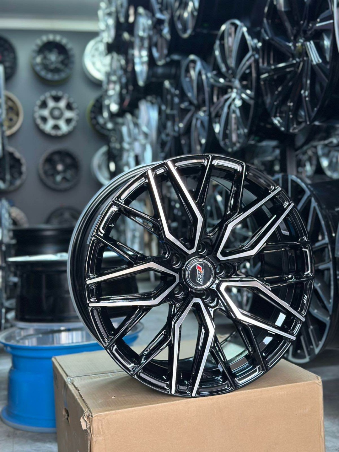 RNO 3836 pb 8.5x18/5x108 D65.1 ET35 4 диска черный, серебристый