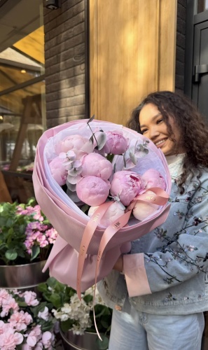 Chic flowers букет с пионами 9 шт