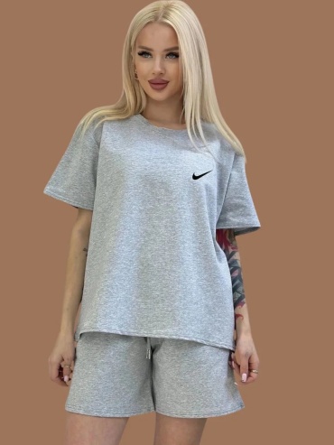 Повседневный костюм серый