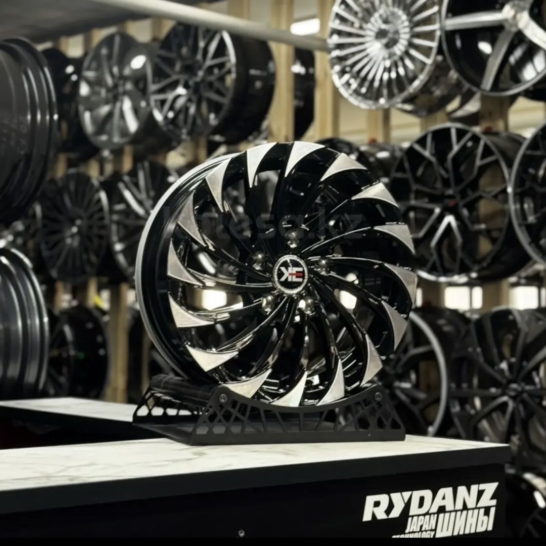 RNO 1221 6.5x15/5x114.3 D67.1 ET43 4 диска черный, хром, серебристый