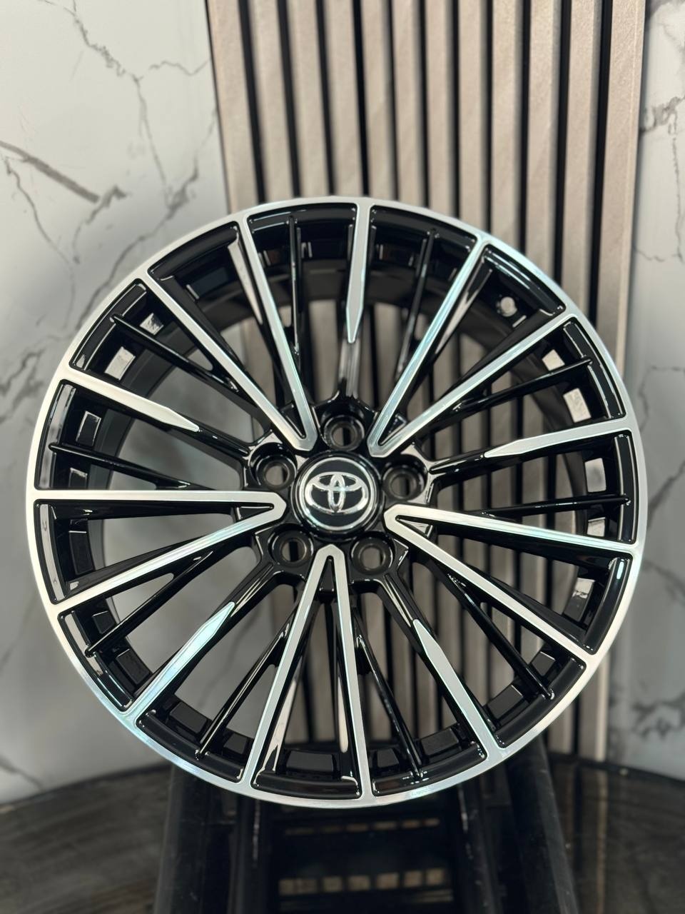 Top Grade Toyota FBX042 8x18/5x114.3 D60.1 ET35 4 диска черный, серебристый