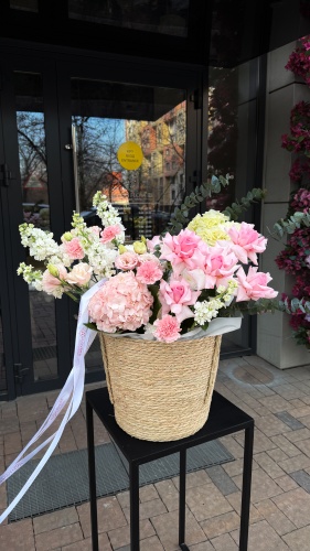 Flowers lover композиция в корзине гвоздика, гортензия, роза, эустома, маттиола 23 шт 80 см
