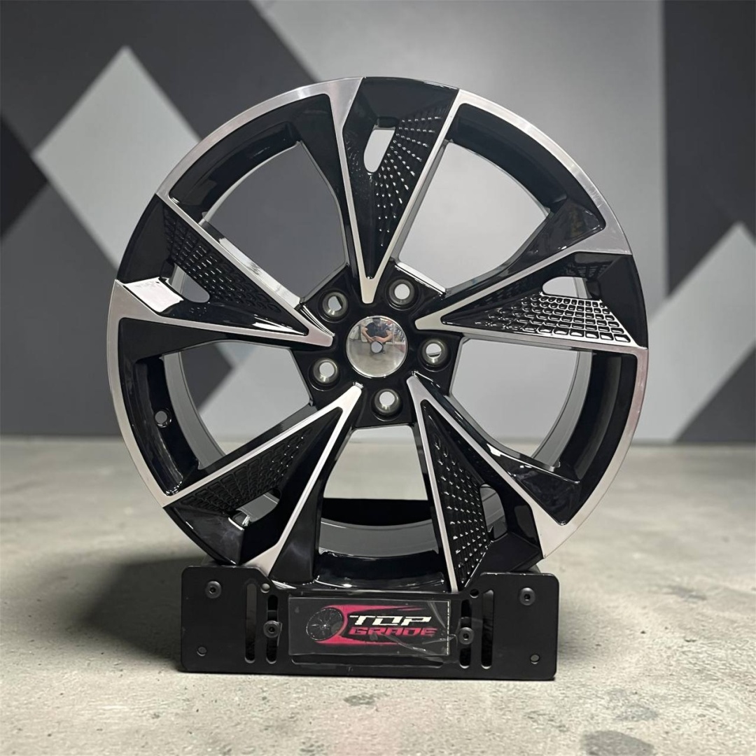 Audi AXM 1111 8x18/5x112 D66.45 ET35 4 диска черный, серебристый