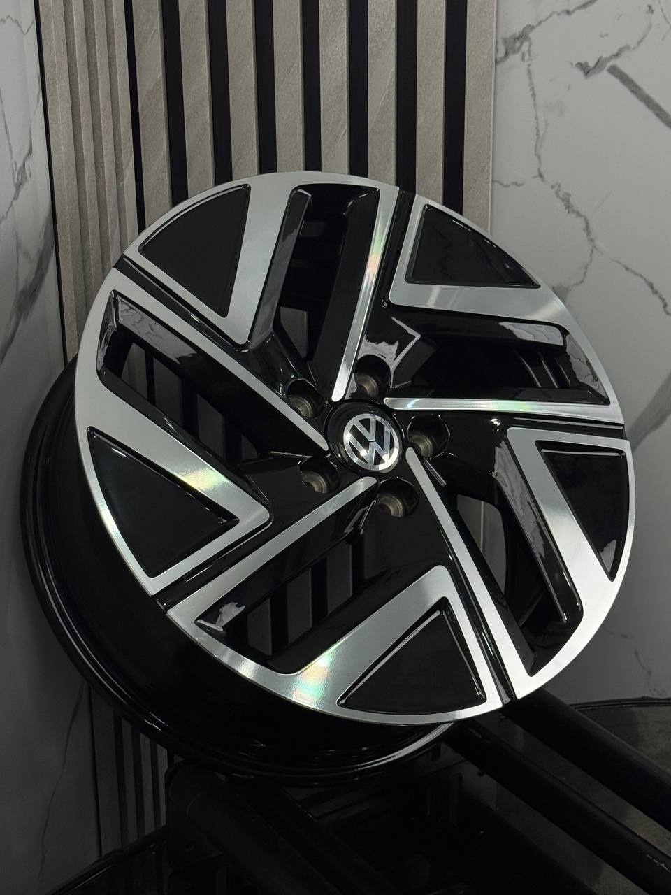 Top Grade Volkswagen H3308F 7x17/5x112 D57.1 ET46 4 диска серебристый, черный