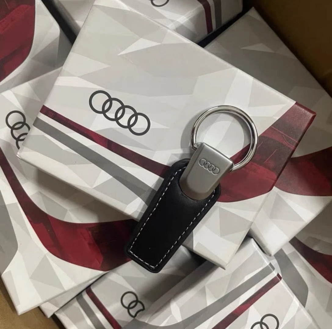 Брелок Брелок Audi в подарочной упаковке искусственная кожа, металл 1 шт