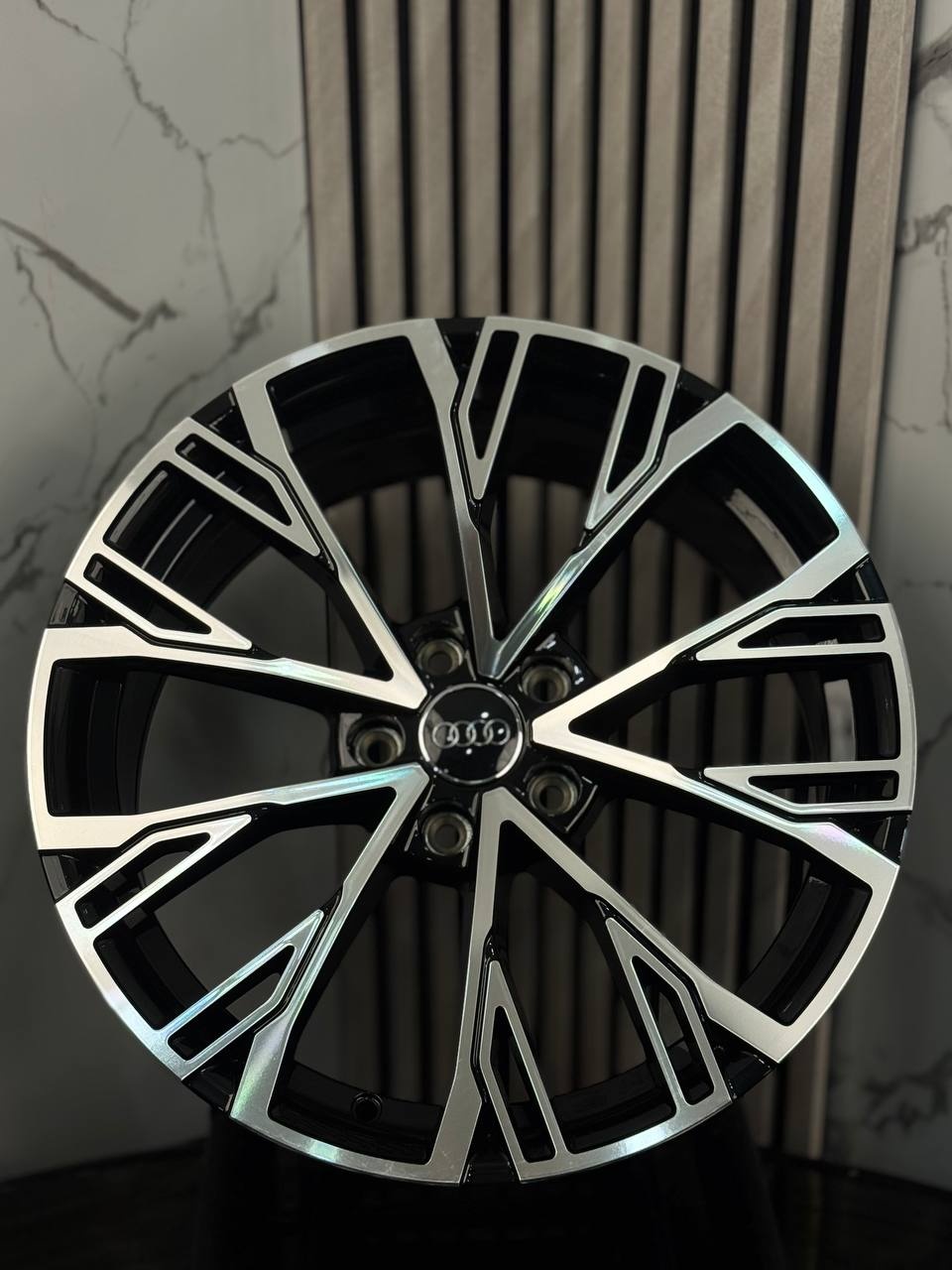 Top Grade Audi H961F 8x18/5x112 D66.45 ET35 4 диска серебристый, черный