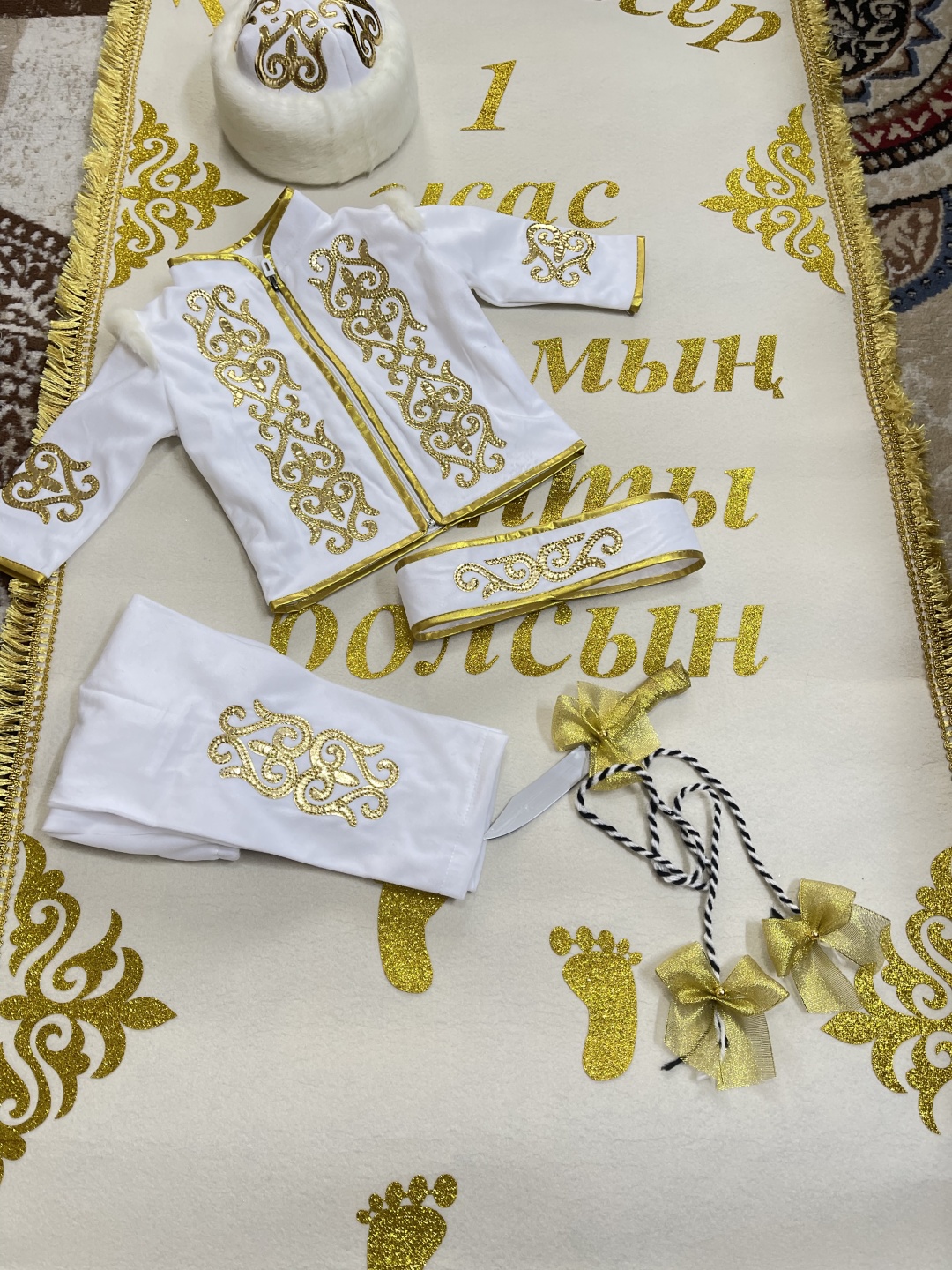 Национальный костюм желтый