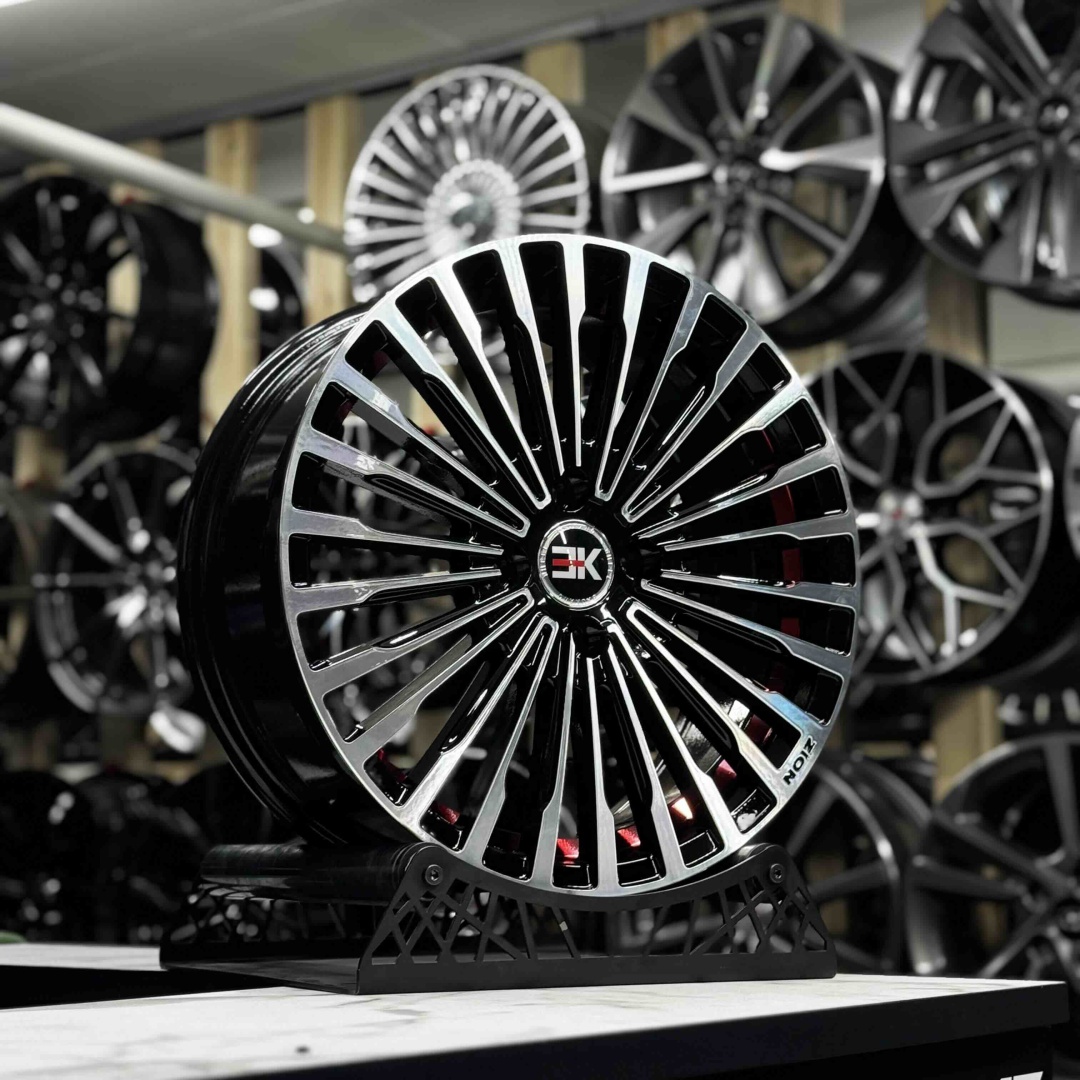 RNO 1352 6.5x16/4x100 D67.1 ET40 4 диска черный, серебристый, красный