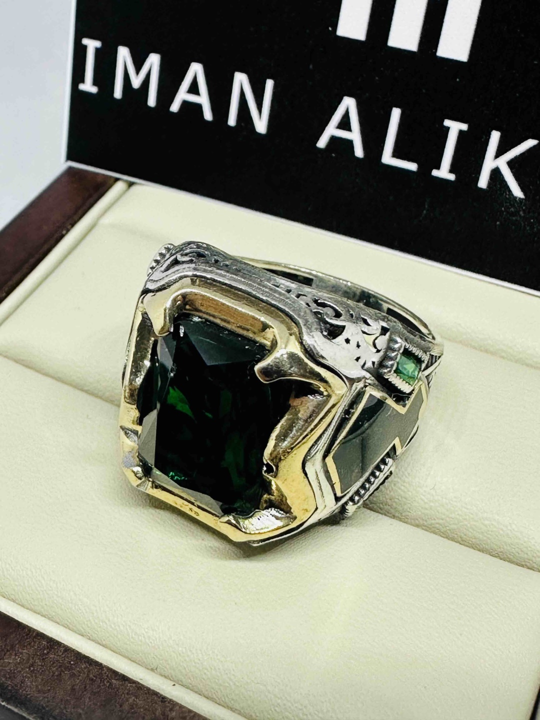 IMAN ALIKHAN 609043487 размер 20 вес 14.69 г серебро, изумруд