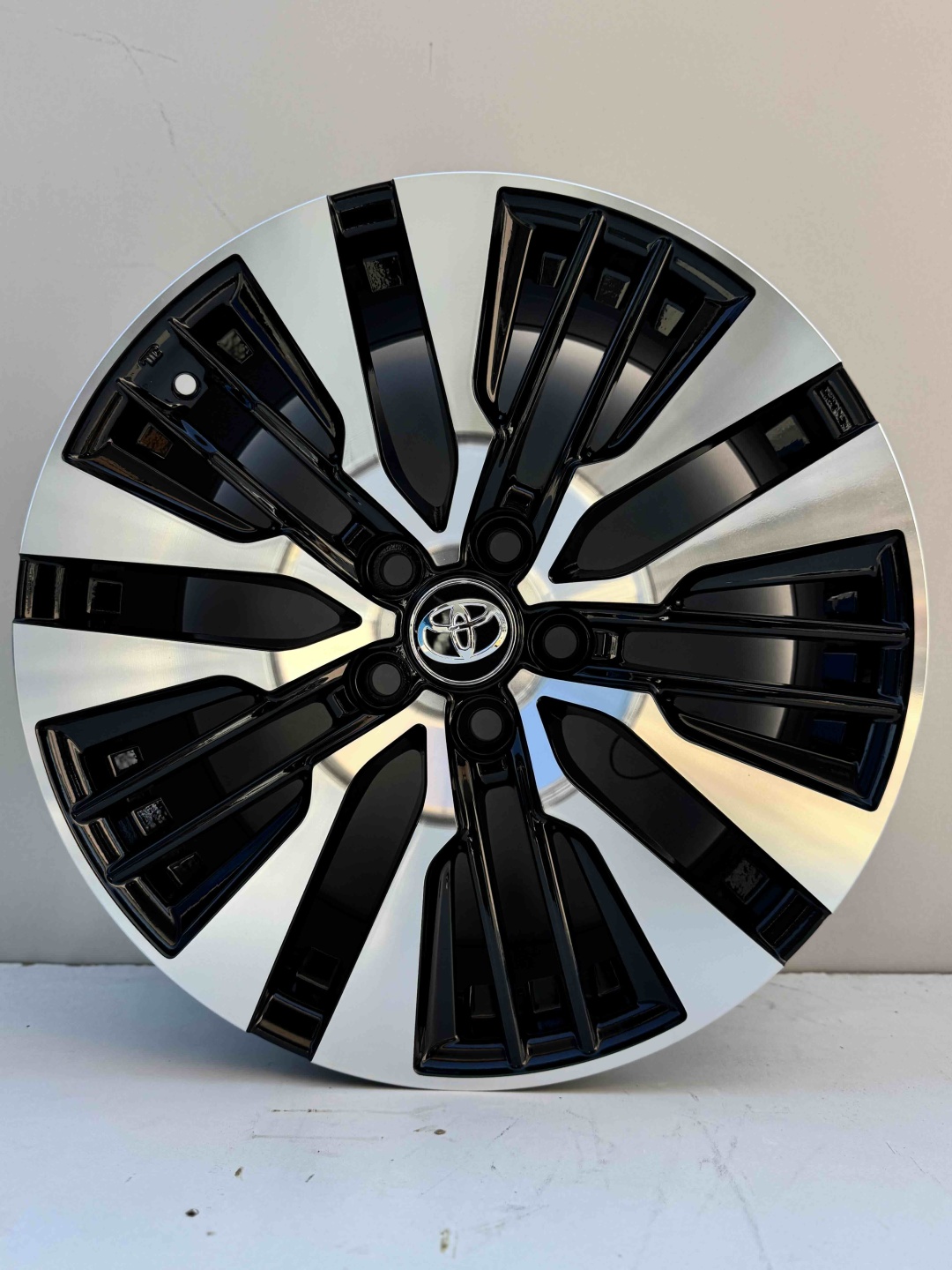 Toyota jt090 8x18/5x114.3 D60.1 ET42 4 диска черный, серебристый