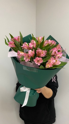 ROYAL FLOWERS Semeу моно-букет в оформлении альстремерия 7 шт 60 см