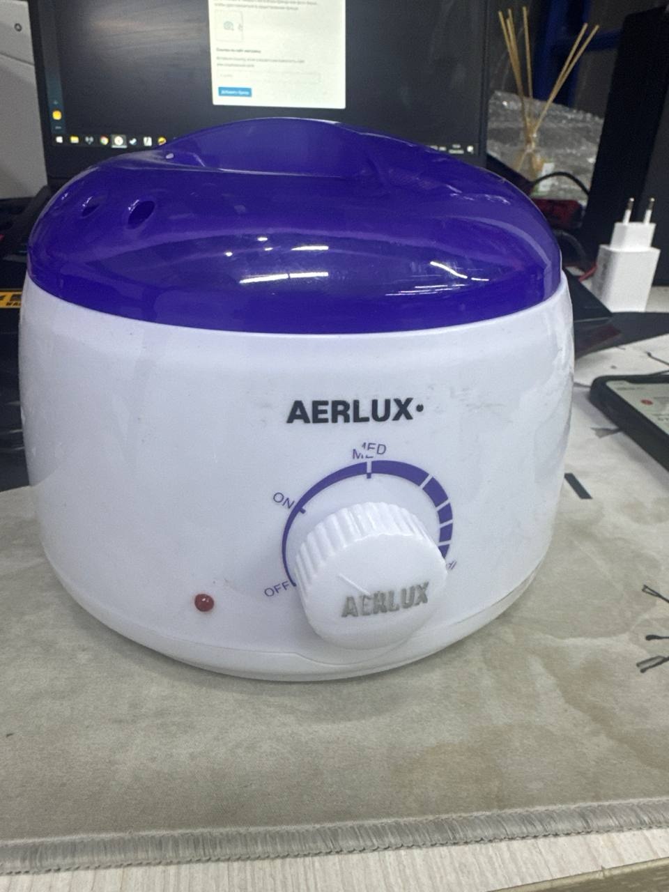 Набор AERLUX воскоплав, воск в гранулах, шпатель