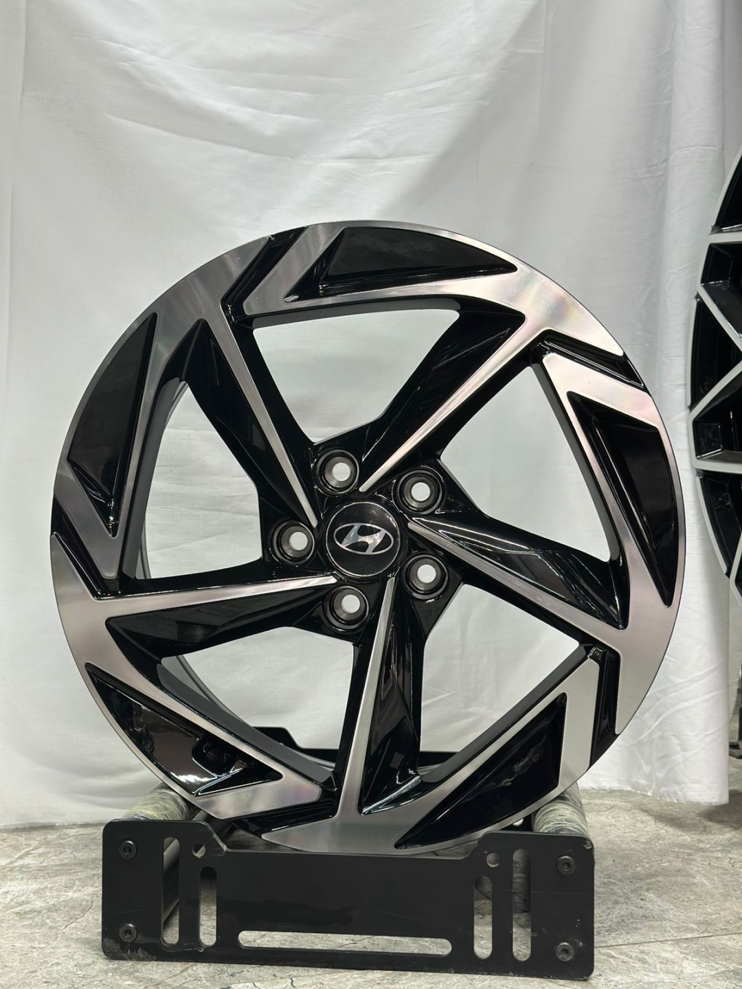 RNO 1268 7.5x18/5x114.3 D67.1 ET48 4 диска черный, серебристый