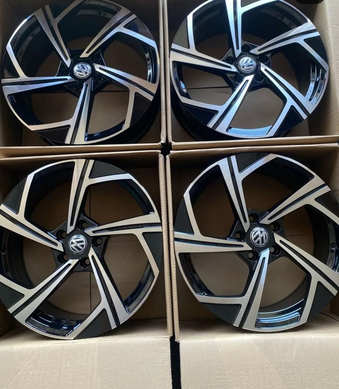 Rainbow Volkswagen 5851 8x18/5x112 D57.1 ET45 4 диска черный, серебристый
