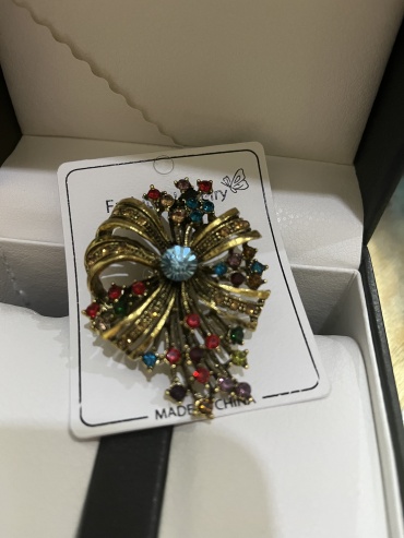 Брошь Fashion Jewellery бижутерный сплав, кристаллы