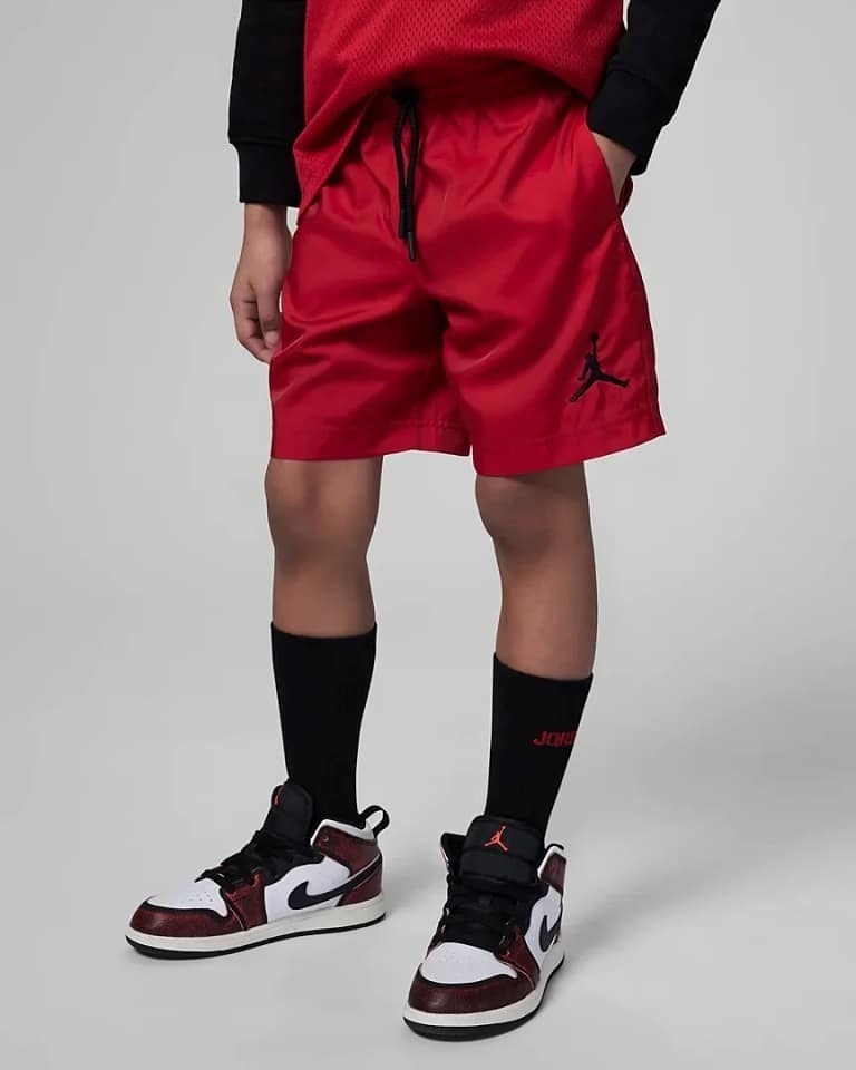 Спортивные шорты Nike красный