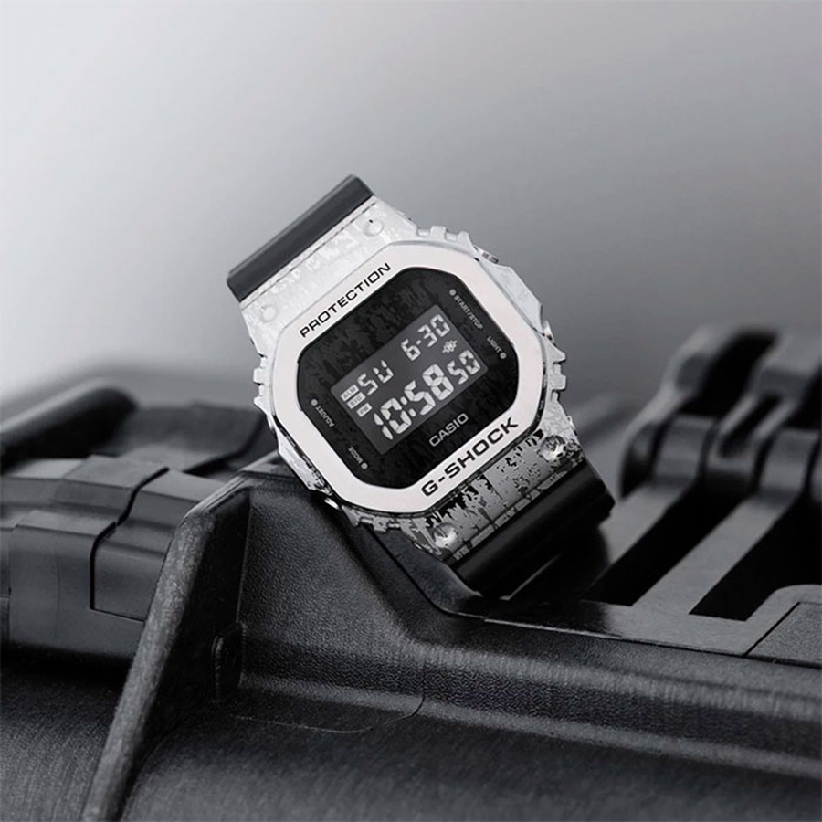 Кварцевые CASIO GM-5600GC-1DR пластик, нержавеющая сталь
