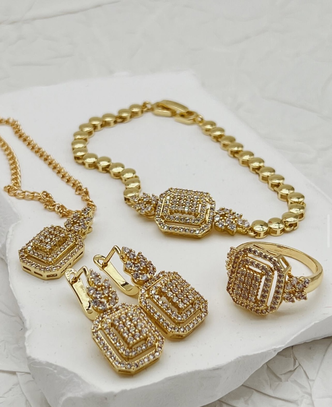 Бижутерный сплав, кристаллы Swarovski