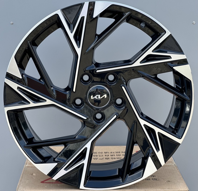 Rainbow Dance KIA/HYUINADAI 7x18/5x114.3 D67.1 ET49 4 диска черный, серебристый