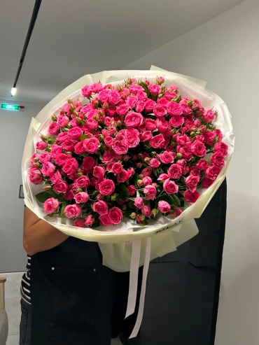Rilak Floral монобукет в оформлении Кустовая роза Sofia 25 шт 50 см