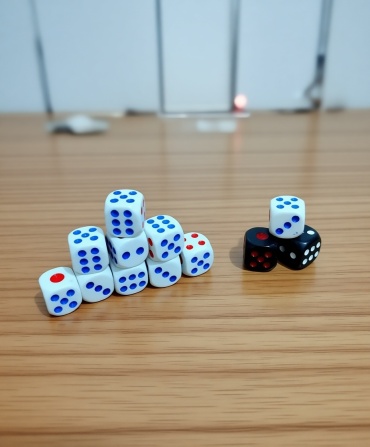 Игральный кубик классический 12 шт, белый, черный