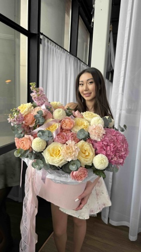 Kazarin flowers композиция в коробке гортензия, роза, кустовая пионовидная роза, эвкалипт, маттиола, хризантема момоко 19 шт 50 см