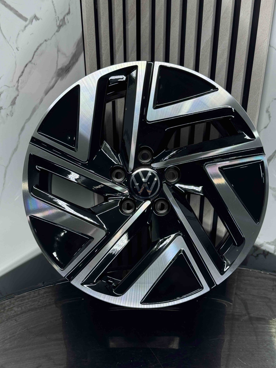 Volkswagen h3308fff 7x17/5x112 D57.1 ET46 4 диска черный, серебристый