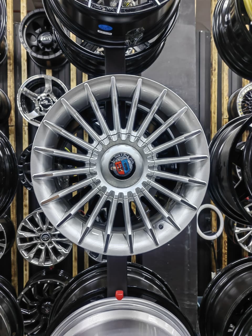 WorldWheels EMIDOS WHEELS 6.5x15/4x100 D67.1 ET35 4 диска серебристый
