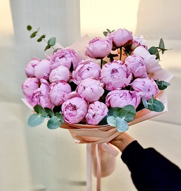 Flora & K моно-букет в оформлении пион, эвкалипт 19 шт 55 см