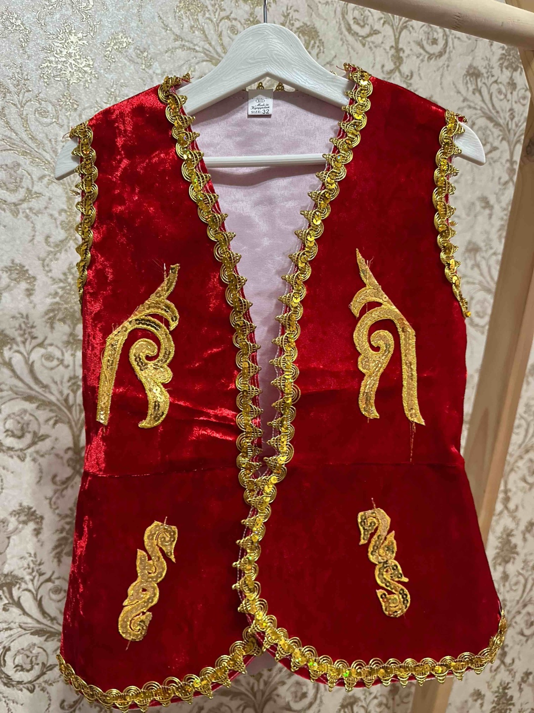 Национальный костюм бордовый